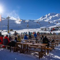 Samnaun will zur alpinen Luxus-Marke werden. Die Helikopter landen direkt auf der Alp Trida (siehe Bild). Das Gepäck wird ins Tal gebracht.