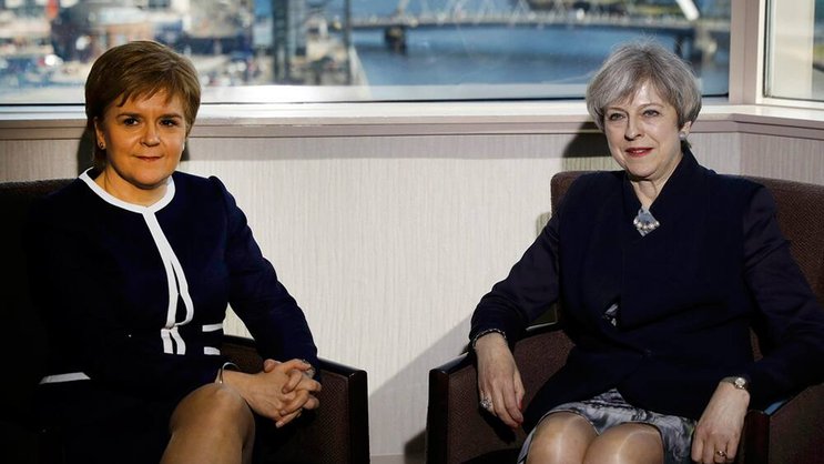 Nicola Sturgeon (l.) und Theresa May: Der harte Brexit-Kurs passt der Regierung in Edinburgh nicht.Keystone