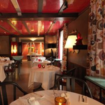 Die Speisen sind so farbenfroh wie das Interieur: Rico Zandonella und sein Feinschmeckertempel.