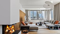 Carina Kümmeke von Upscale Interiors realisierte eine hochwertige Wohnung im Artsy-Glam-Stil, in der zahlreiche ikonische Designmöbel stilvoll zum Einsatz kommen.