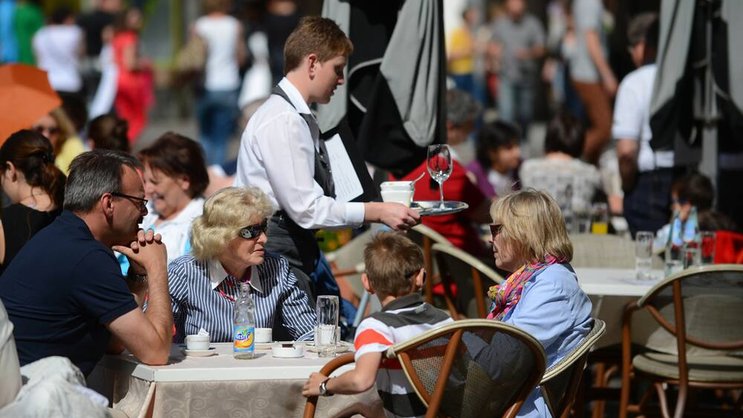 Die Steuersätze von Restaurants sollen an jene des Detailhandels angeglichen werden. Keystone