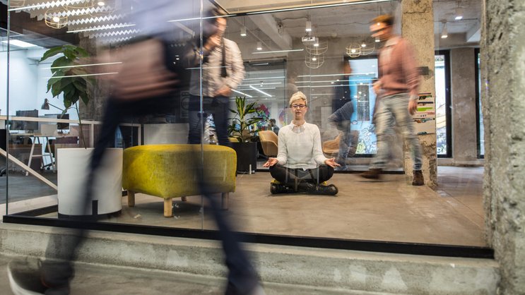 Versuchs doch mal mit Yoga: Unternehmen müssen sich anstrengen, um ihren Mitarbeitenden ein motivierendes Umfeld zu bieten.