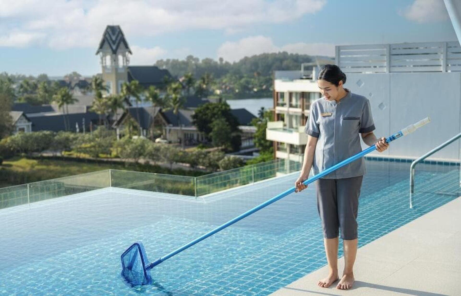 Pool Service bei einer Eigentumswohnung in der Überbauung von Banyan Group Residences in Phuket, Thailand.