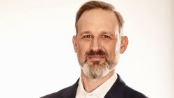Greg Hirt (51) ist seit 2021 Global Chief Investment Officer (CIO) Multi Asset bei Allianz Global Investors. 130 Milliarden Euro an Kundengeld werden von der Einheit verwaltet.