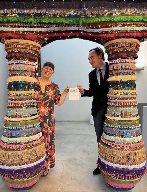 Künstlerin Joana Vasconcelos und Julien de Beaumarchais de Rothschild, Miteigentümer von Château Mouton-Rothschild, bei der Präsentation der Künstler-Etikette für den Jahrgang 2023.