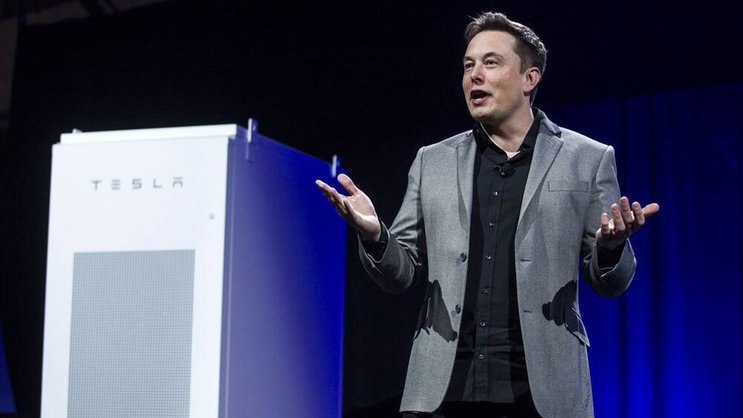 Elon Musk bei der Präsentation: Er will Solarstrom erschwinglich machen. Keystone