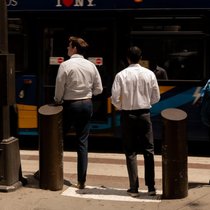 Die Wall-Street-Kultur hält sich an eine strenge unausgesprochene Kleiderordnung. 