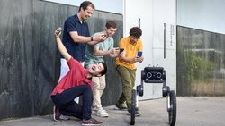 Alessandro Morra, Ciro Salzmann, Miguel de la Iglesia Valls (hinten von links) und Dominik Mannhart mit ihrem Roboter.