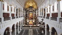 Der barocke Hochaltar der Kirche Sankt Karl Borromäus zieht den Blick auf sich.