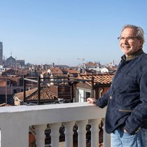 Von seiner Terrassse überblickt der Valmont-Eigentümer Didier Guillon die Dächer Venedigs bis zur Frari-Kirche.