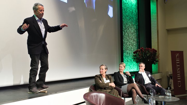Hans Spring, ehemaliger Team- und Olympiaarzt Swiss Ski;demonstriert Teilnehmern von Panel 2 GleichgewichtsÃ¼bungen:Brida von Castelberg, Dr. med., VizeprÃ¤sidentin Schweizerische Patientenvereinigung;Andrea Rytz, CEO, Schulthess Klinik;Daniel H. Schmutz, CEO, Helsana