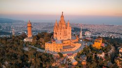 Die Kirche Sagrat Cor auf dem 512 Meter hohen Tibidabo, mit der Skyline von Barcelona.