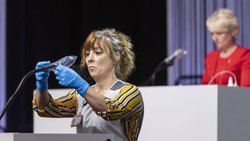Das Pult wird nach jeder Rednerin und jedem Redner desinfiziert: Der National- und Ständerat trifft sich diese Woche zur Corona-Session nicht im Bundeshaus, sondern in den Messehallen der Bernexpo.