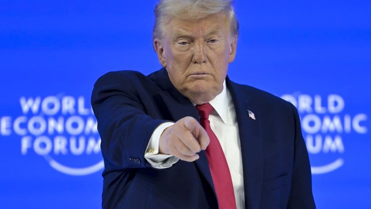 Donald Trump am WEF 2026: 686 Millionen Franken verdiente die Trump-Familie allein mit Kryptowährungen, etwa dem $Trump Meme Coin.