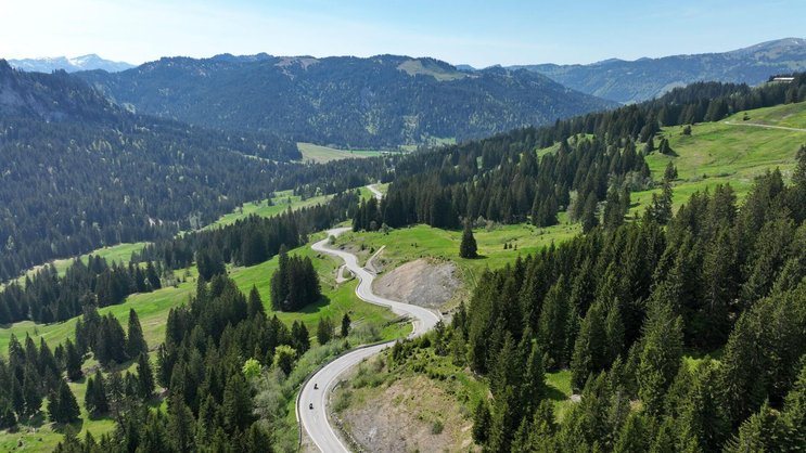 Der Riedbergpass, Deutschlands höchster Strassenpass, lockt Biker an.
