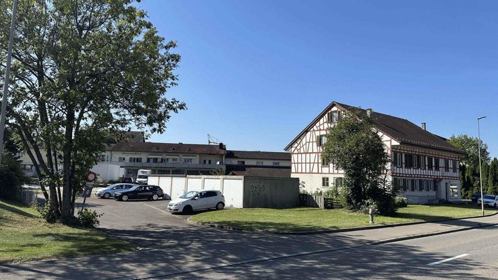 Mitverkauft wird das angrenzende Bauland, auf dem heute sechs Garagen stehen. Beide Grundstücke umfassen zusammen 2747 Quadratmeter.