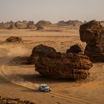 Ein Lada Niva in der Unendlichkeit der saudischen Wüste. Wo Rennbegeisterung auf Demut trifft.
