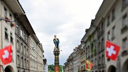 Identität: Man ist Zürcher, Berner oder Tessiner - und andererseits Europäer. Die Schweiz dazwischen verliert an Bindungskraft.