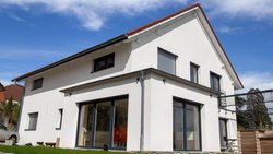 Ein neues Einfamilienhaus ist bezugsbereit.