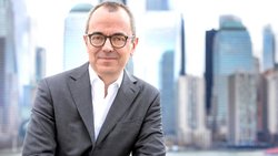 Stabwechsel: Giovanni Caforio (im Bild) ersetzt Jörg Reinhardt als Novartis-Präsident. Sein Auftrag: mit CEO Vas Narasimhan das Wachstum in den USA anzukurbeln.