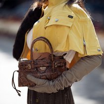 Ein Model mit einer Prada-Handtasche in Mailand letzte Woche.