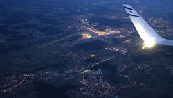 Blick aus dem Flugzeug auf den Flughafen Zürich: Ein Ausbau im Siedlungsgebiet ist schwer machbar.
