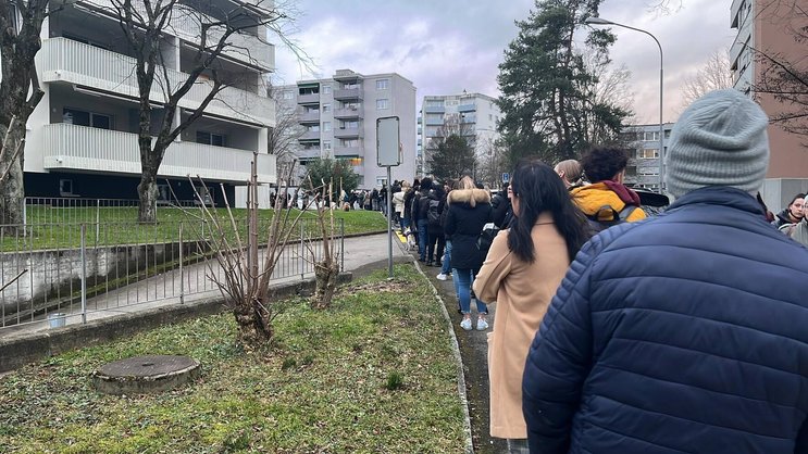 Die Schweiz steckt mitten in einer Wohnungsnot. Die Wohnungen in den Städten sind begehrt und teuer, da dort auch die meisten Arbeitsplätze sind.