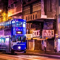 Doppelstöckiges Hongkong-Tram mit einem Werbeschriftzug für Pimco.