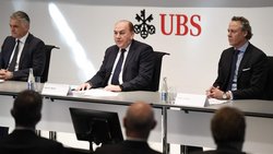 Neustart: Ralph Hamers (r.), auserkoren von Axel Weber (M.), tritt am 20. Februar als Nachfolger von Sergio Ermotti vor die Presse.