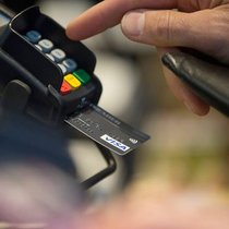 Kontaktloses Zahlen mit Visa: Betrugsbekämpfung geht ins Geld.   Bloomberg