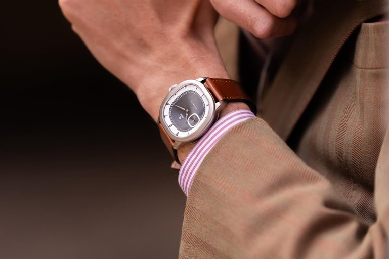 Die Uhr gibt es in Schwarz, Grün und Blau.