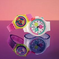 Inspiriert von einigen Kultmodellen aus den frühen Zeiten von Swatch, greifen die NEON-Designs die Achtziger und Neunziger auf.