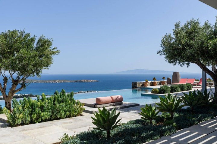 Vom Pooldeck, bepflanzt mit Kakteen und Olivenbäumen, geniesst man freien Blick aufs Meer und auf die Inseln Ios und Naxos.