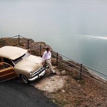 Schalten braucht Kraft, Lenken auch: Pause mit dem Ford Woodie über dem Genfersee.