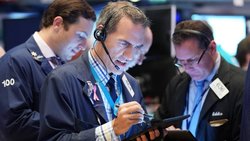 Ein Händler bei der Arbeit an der New York Stock Exchange an der Wall Street in New York, USA (2019).