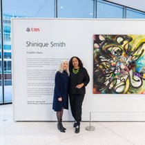 Mary Rozell (l.) neben der Künstlerin Shinique Smith und einem ihrer Werke.