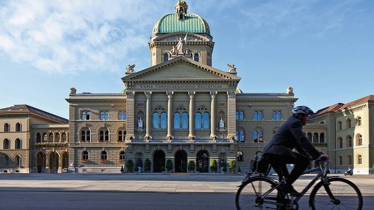 Bern bietet mehr: Bundespersonal verdient gleich gut wie Banker. Keystone