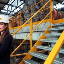 Helm ist Pflicht: Daniela Spuhler im Lager am Firmensitz in Brüttisellen.