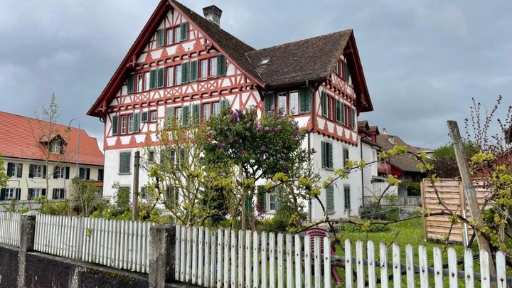 Das denkmalgeschützte Wohnhaus in Rheinau ZH stammt aus dem Jahr 1720. Heute befinden sich darin neun Mietwohnungen.