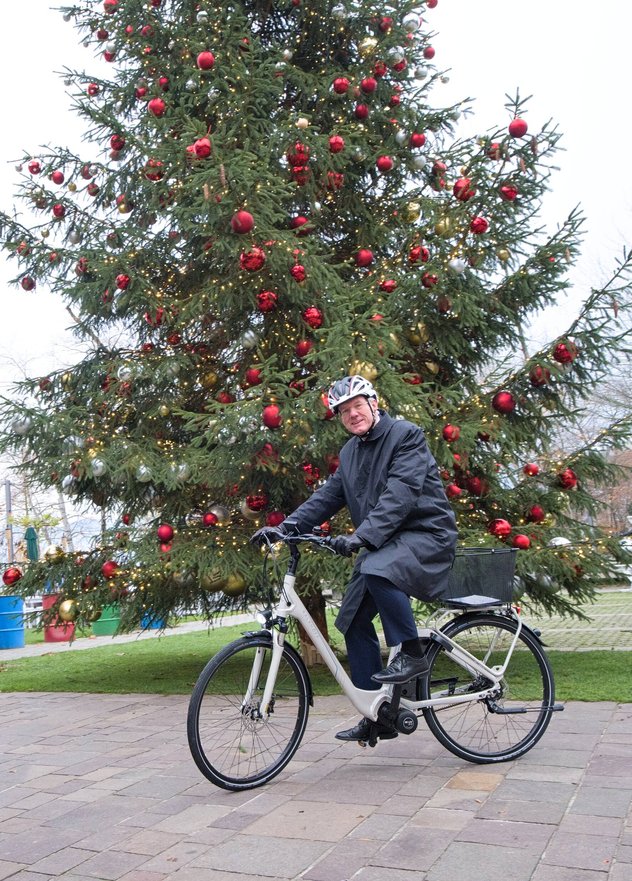 ROCHE-VerwaltungsratsprÃ¤sident Christoph Franz radelte mit dem E-Bike an