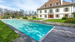 Das ist der Pool und Vorgarten der teuersten Immobilie der Schweiz. Errätst du, wo sie liegt? Die Antwort folgt unten im Artikel.