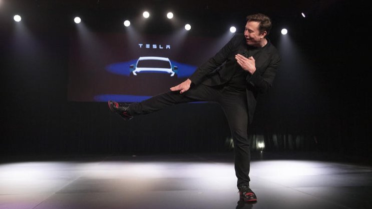 Crazy Rich People: Wer zu den Superreichen gehören will, kann Schweine mästen. So hat der chinesische Unternehmer Qin Yinglin angefangen, er ist heute 30 Milliarden Dollar schwer. Häufiger klappt es aber mit Tech-Projekten, wie sie Elon Musk (Bild) zu Reichtum gebracht haben.