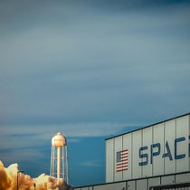 Eine SpaceX Falcon Heavy startet vom NASA Kennedy Space Center in Cape Canaveral, Florida.
