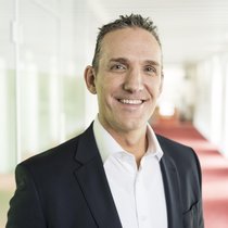 Gabriel Brenna, CEO von Raiffeisen Schweiz, will mit neuen Beratungscentern im Vorsorgemarkt punkten.