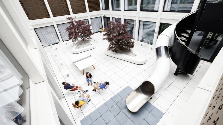 Der Google Campus in Zürich bietet den Mitarbeitenden neben einer Rutsche noch weitere coole Benefits. Andere Firmen ziehen nun nach.