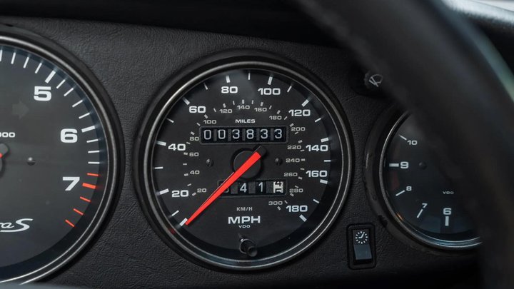 Trotz seines Alters hat der Wagen erst gut 3800 Meilen (rund 6100 Kilometer) auf dem Tacho.