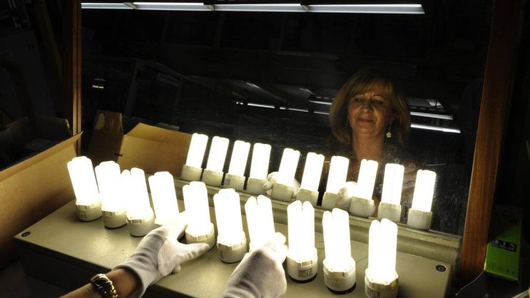 Kontrolle neuer Osram-Energiesparlampen im Werk Augsburg (Bild: Keystone)