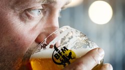 Mit der Nase im Glas schmeckt's gleich viel besser (wenn das Bier gut ist): Jerome Rebetez, Brauer der Brasserie des Franches Montagnes (BFM).