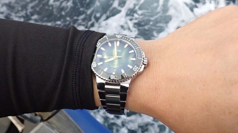 Die 41,5 mm grosse Taucheruhr wird mit einem Edelstahlband mit Schnellwechselsystem geliefert, damit lassen sich auf Wunsch auch Kautschukbänder der Schweizer Uhrenmarke ohne Werkzeug montieren.