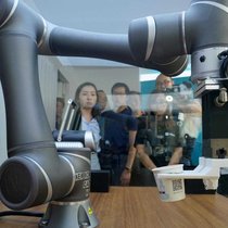 Auch im Kaffeegeschäft setzen die Chinesen Roboter und andere Technologien ein.